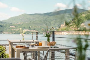 Brunch su terrazza vista lago