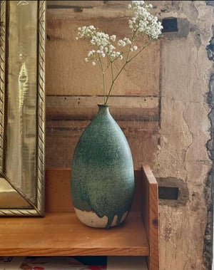 Ceramic vase with white flowers