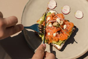 Brunch Villa Patria, piatto con avocado toast e salmone