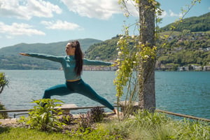 Lezione di yoga all’aperto a Villa Patria con vista sul Lago di Lugano.
