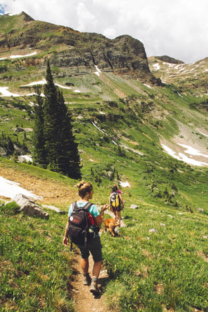 Deux jeunes filles marchent sur un sentier de montagne