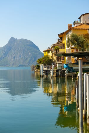 Paysage suisse avec une ville surplombant le lac de Lugano