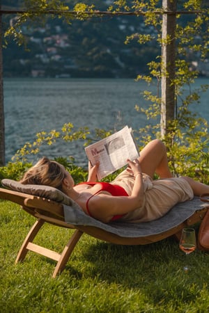Momento di relax nel giardino di Villa Patria con vista sul Lago di Lugano.