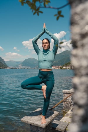Une jeune fille fait du yoga avec vue sur le lac de Lugano