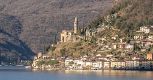 Villa Patria, une vue panoramique sur Brusino Arsizio au bord du lac de Lugano, au Tessin, près de Villa Patria, une oasis de paix au bord du lac Ceresio